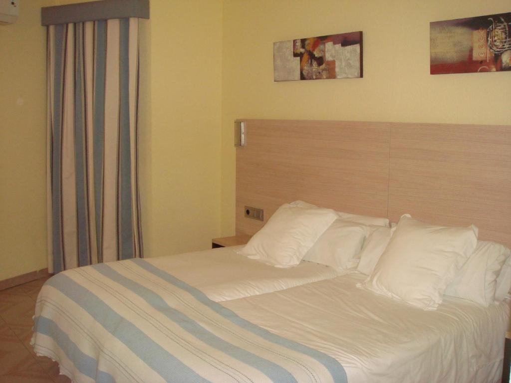 Hotel Oasis Familiar Jerez De Los Caballeros Room photo